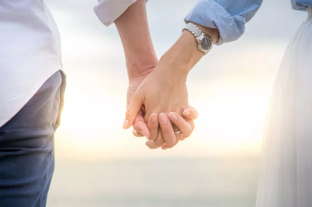 valentins-day-couple -holding hands